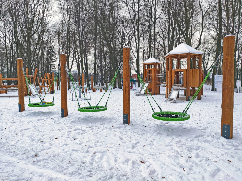 Детская площадка зимой от Юамет