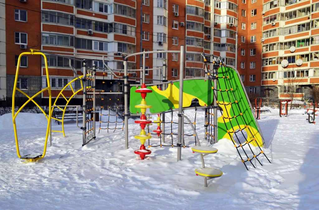 Игровая площадка от Юамет зимой во дворе МКД
